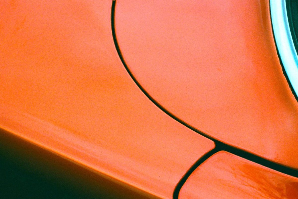 Close-up van gepolijste oranje autolak